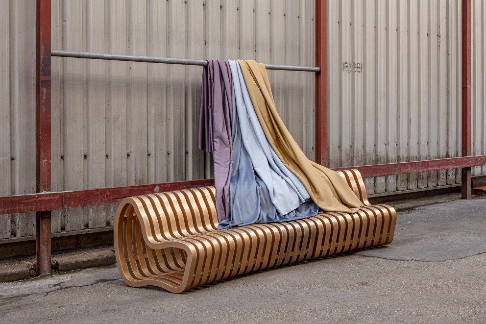 CURVE BENCH  | CURVE BENCH in metal finish  with fabric backdrop  | Interior Designers